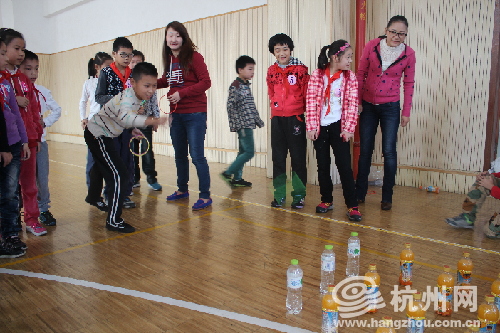 小记者活动之夏衍小学套圈圈比赛