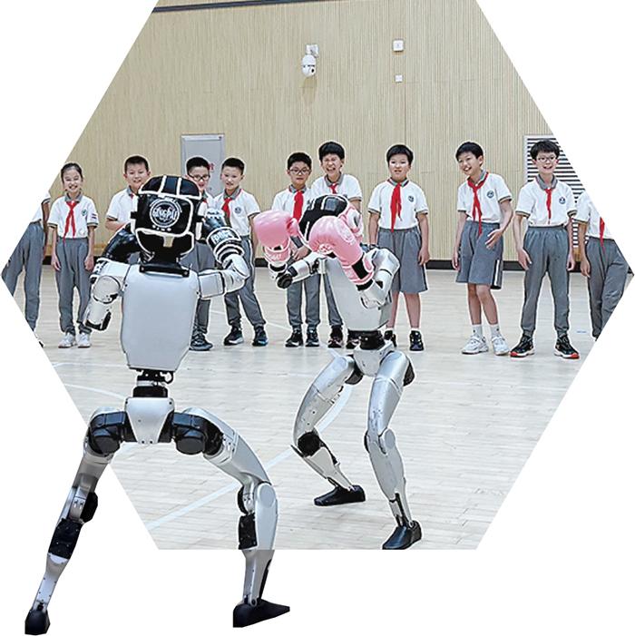 学生观摩机器人打拳击 学校供图