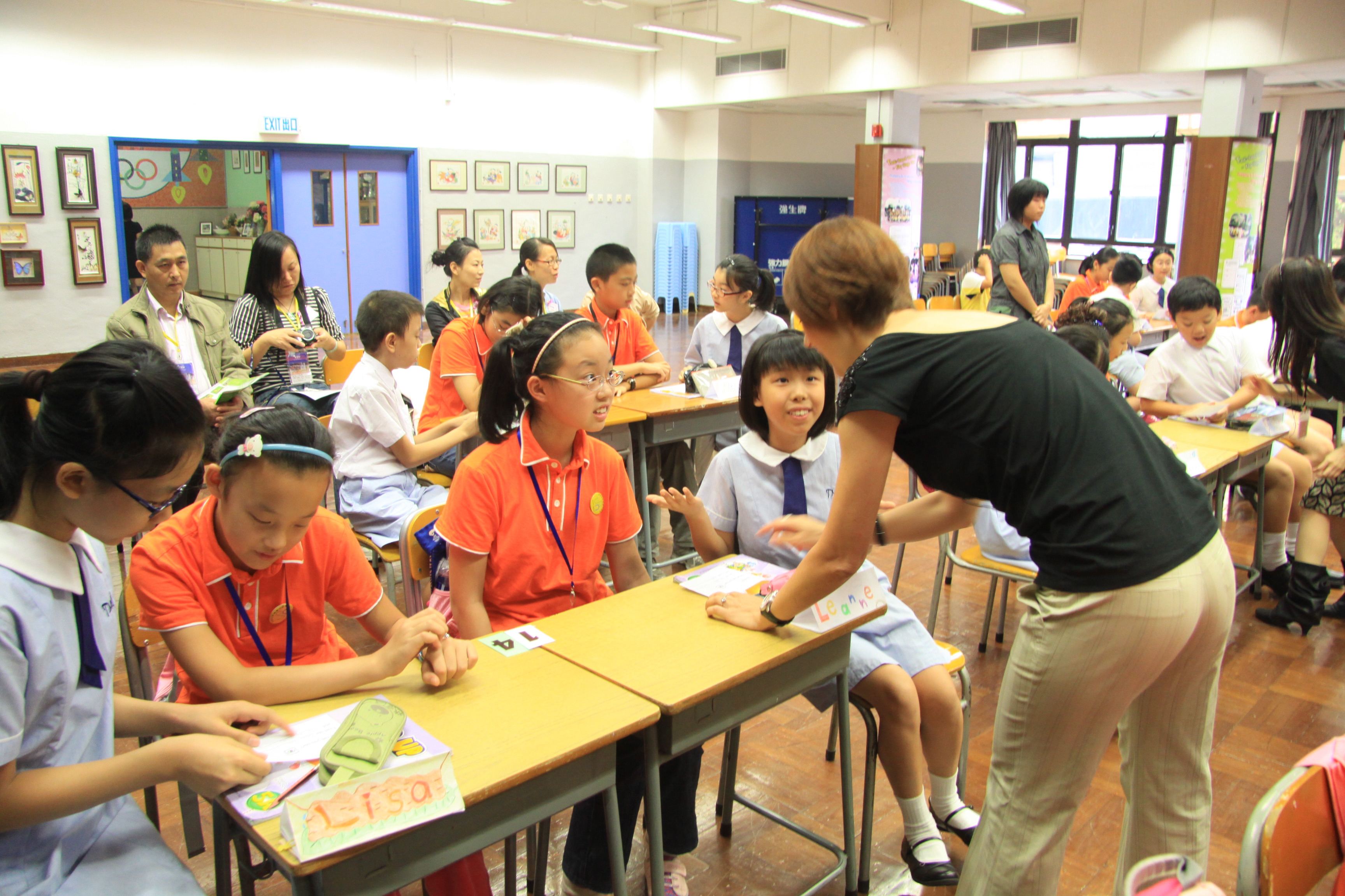 与香港同学一同学习英语课学生代表将亲手写的书法作品送给香港小学留
