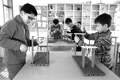长江实验小学的学生们在STEM课上调试亲手制作的模型