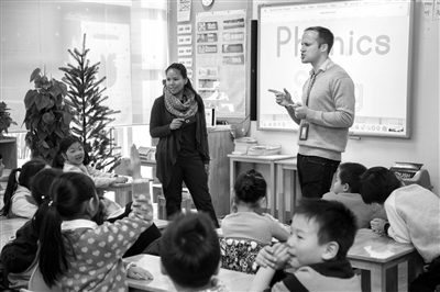 娃哈哈双语学校，两位外教在给一年级孩子上英语课。