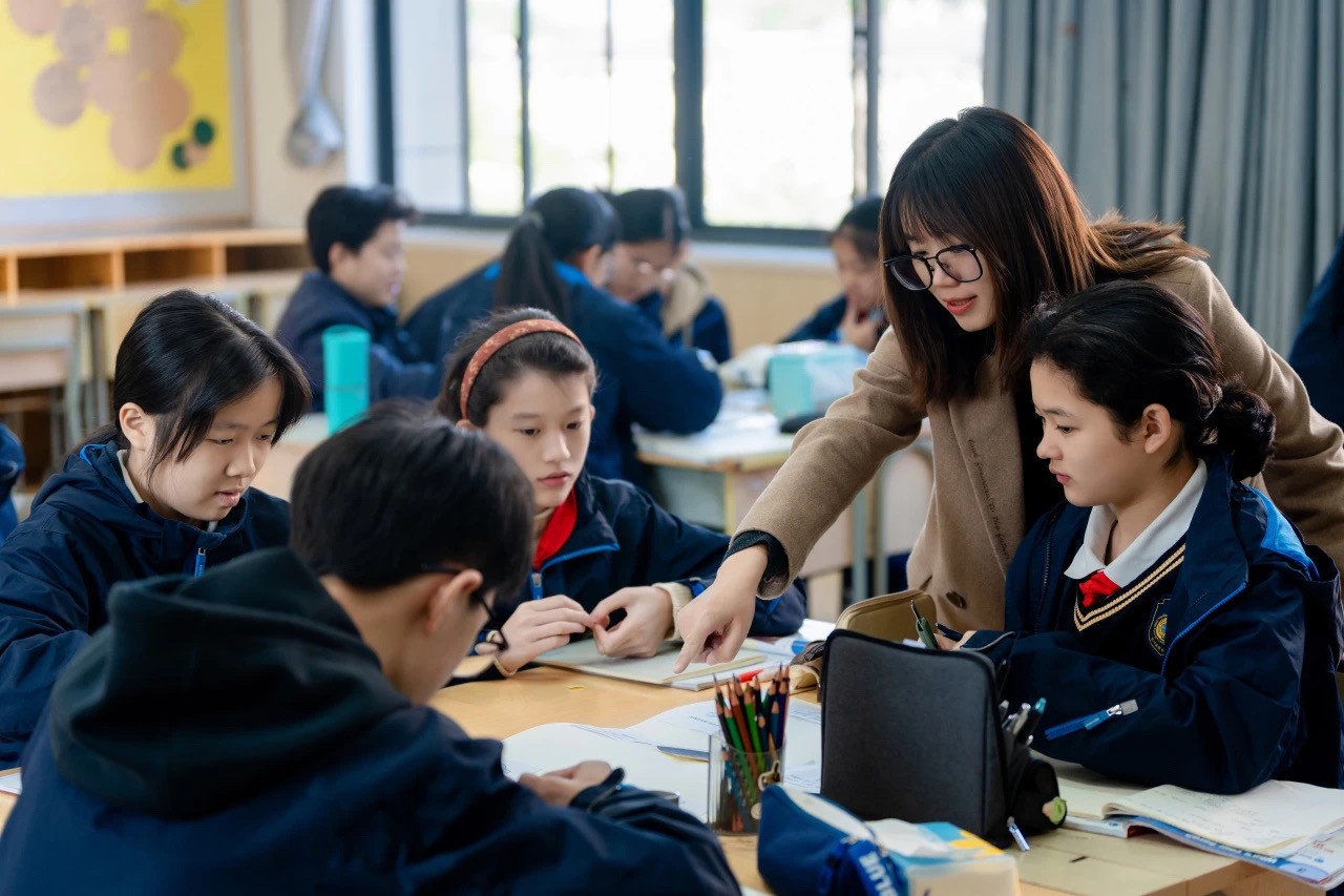 配图2：教师教学.JPG