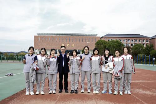 俞小平和学生们在一起 配图5