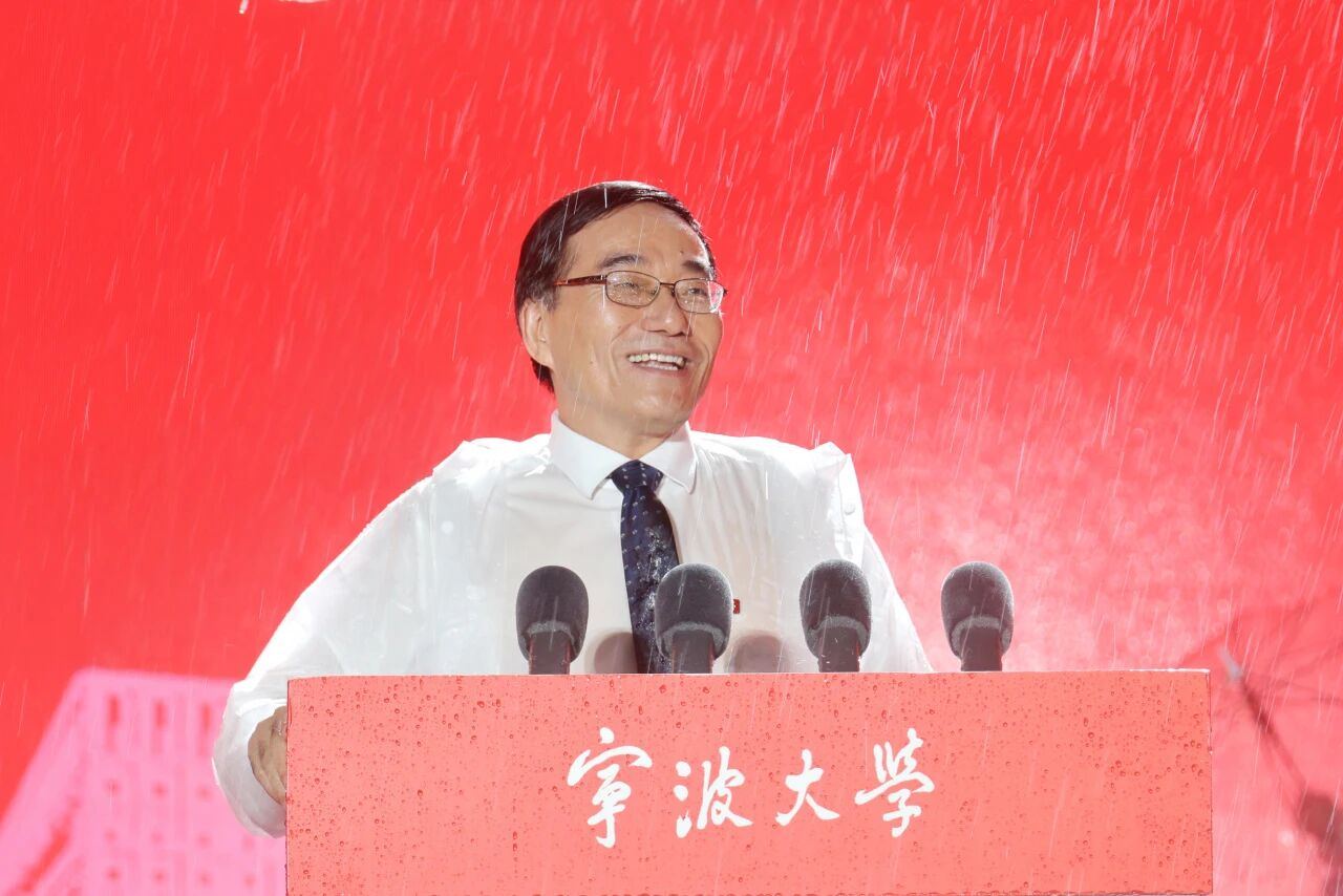 校长蔡荣根